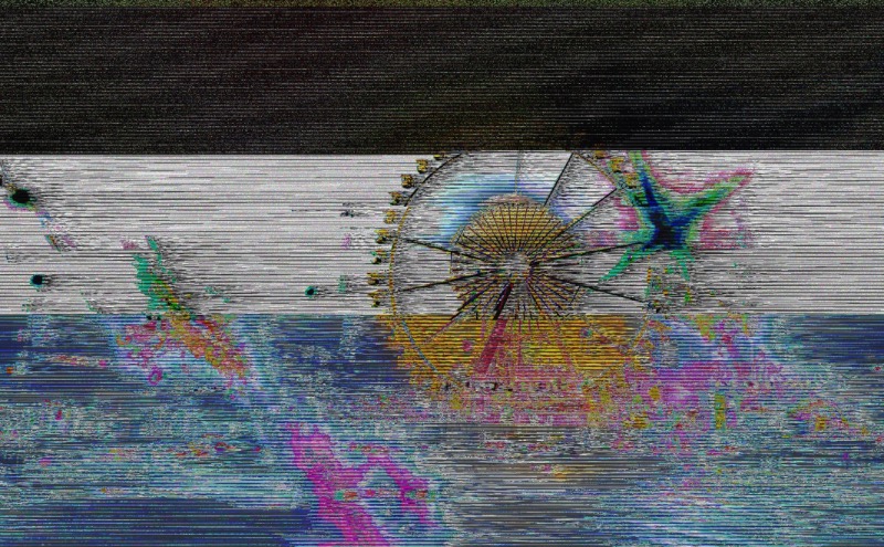 No início de novembro de 2013, participei de um workshop de glitch e data mosh aqui em Berlin e acabei aprendendo algumas técnicas que desconhecia. Já venho tentando minha sorte com glitch tem um tempo mas tudo que eu descobri foi através de pesquisas online e sabia que poderia ser melhor do que aquilo. Saindo do workshop, resolvi levar as técnicas que aprendi até meu limite e foi assim que resolvi começar com o 30 Days of Glitch.