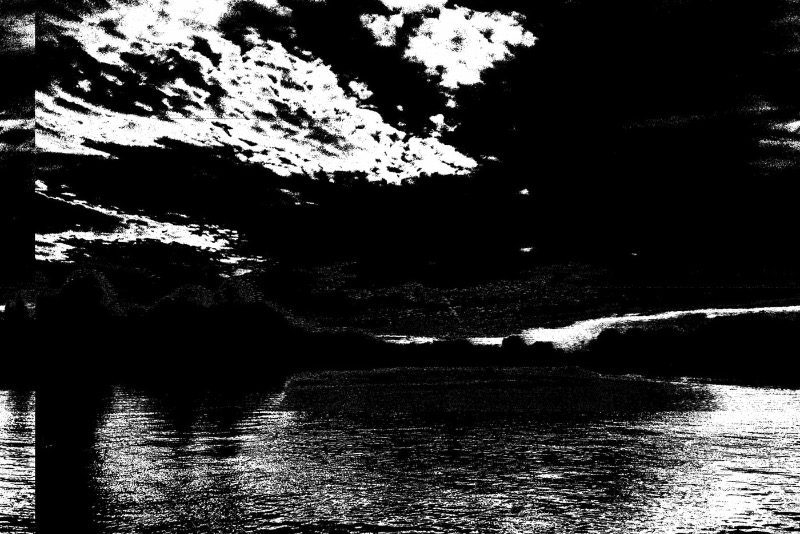 No início de novembro de 2013, participei de um workshop de glitch e data mosh aqui em Berlin e acabei aprendendo algumas técnicas que desconhecia. Já venho tentando minha sorte com glitch tem um tempo mas tudo que eu descobri foi através de pesquisas online e sabia que poderia ser melhor do que aquilo. Saindo do workshop, resolvi levar as técnicas que aprendi até meu limite e foi assim que resolvi começar com o 30 Days of Glitch.