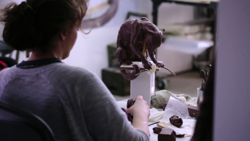 As esculturas e a arte de Beth Cavener são criadas com foco na psicologia humana, removidas de todo contexto e racionalização e articulada através de uma mistura de corpos humanos e animais. É assim que Beth Cavener lida com esses estranhos e desconfortáveis pensamentos que passam pela cabeça dela. 