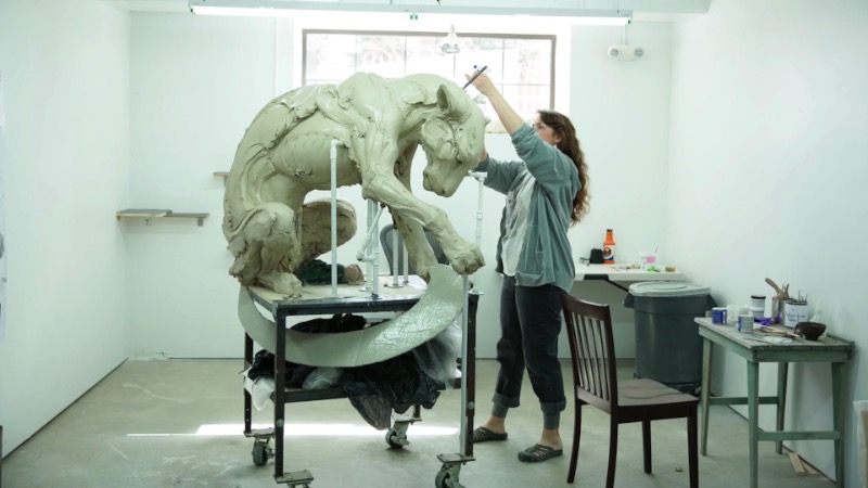 As esculturas e a arte de Beth Cavener são criadas com foco na psicologia humana, removidas de todo contexto e racionalização e articulada através de uma mistura de corpos humanos e animais. É assim que Beth Cavener lida com esses estranhos e desconfortáveis pensamentos que passam pela cabeça dela. 