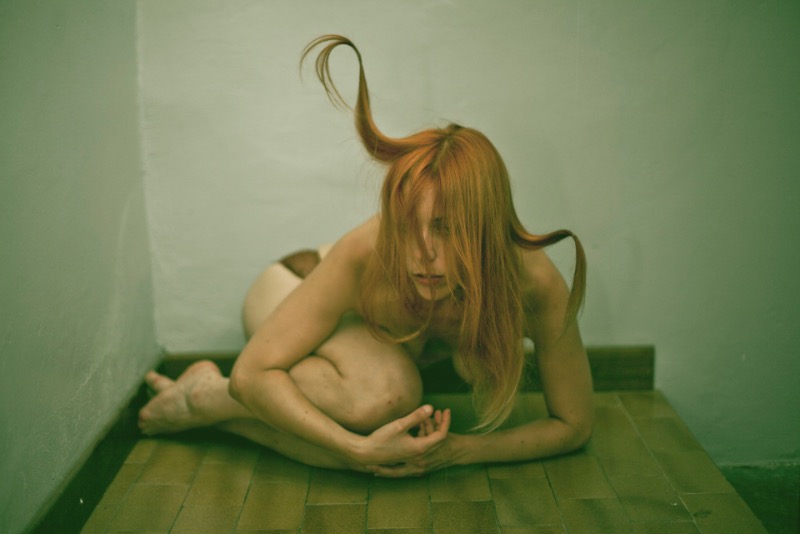 Giuseppe Palmisano é um fotógrafo italiano lá de Bolonha que cria imagens quase eróticas com corpos que parecem perdidos aleatoriamente sobre móveis. Não sei direito como você vê isso mas eu considero uma grande crítica aos padrões convencionais de beleza através da objetificação do corpo feminino.