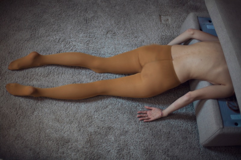 Giuseppe Palmisano é um fotógrafo italiano lá de Bolonha que cria imagens quase eróticas com corpos que parecem perdidos aleatoriamente sobre móveis. Não sei direito como você vê isso mas eu considero uma grande crítica aos padrões convencionais de beleza através da objetificação do corpo feminino.