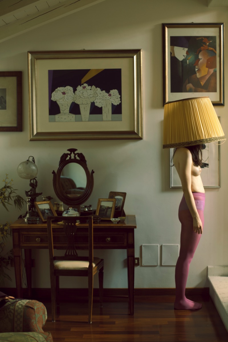 Giuseppe Palmisano é um fotógrafo italiano lá de Bolonha que cria imagens quase eróticas com corpos que parecem perdidos aleatoriamente sobre móveis. Não sei direito como você vê isso mas eu considero uma grande crítica aos padrões convencionais de beleza através da objetificação do corpo feminino.