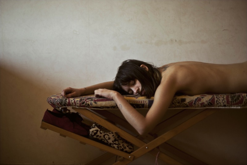 Giuseppe Palmisano é um fotógrafo italiano lá de Bolonha que cria imagens quase eróticas com corpos que parecem perdidos aleatoriamente sobre móveis. Não sei direito como você vê isso mas eu considero uma grande crítica aos padrões convencionais de beleza através da objetificação do corpo feminino.