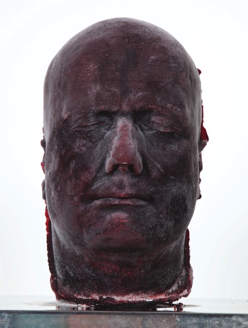 Para sua série de esculturas conhecida como Self, o artista Marc Quinn usa do seu próprio sangue para criar auto-retratos. O processo parece ser simples mas, mesmo assim é meio bizarro. Primeiro ele faz um molde da sua cabeça e mistura silicone com cerca de 5 litros do seu próprio sangue e pronto. Essa série de esculturas de sangue começou a ser feita em 1991 e, cada 5 anos, podemos esperar uma nova escultura.