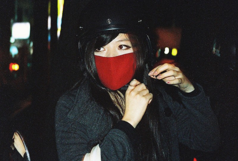 O fotógrafo de Taiwan Chih Hsien Chen documenta a cultura jovem do país de um jeito que só alguém que nasceu e morou na olha consegue fazer. As imagens que ele captura vem de garotas vestidas com camisetas de unhas até crianças mascaradas cavalgando estátuas de elefante e sempre parecem ter um pouco de rebeldia escondida.