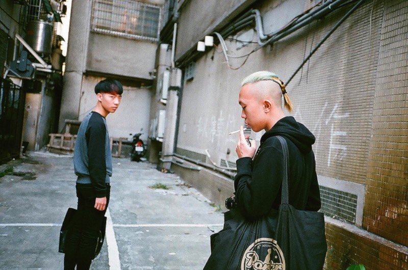 O fotógrafo de Taiwan Chih Hsien Chen documenta a cultura jovem do país de um jeito que só alguém que nasceu e morou na olha consegue fazer. As imagens que ele captura vem de garotas vestidas com camisetas de unhas até crianças mascaradas cavalgando estátuas de elefante e sempre parecem ter um pouco de rebeldia escondida.