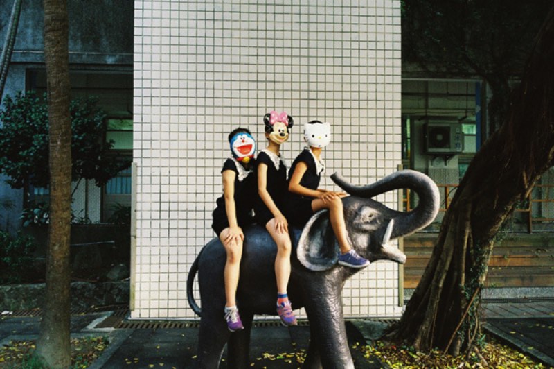 O fotógrafo de Taiwan Chih Hsien Chen documenta a cultura jovem do país de um jeito que só alguém que nasceu e morou na olha consegue fazer. As imagens que ele captura vem de garotas vestidas com camisetas de unhas até crianças mascaradas cavalgando estátuas de elefante e sempre parecem ter um pouco de rebeldia escondida.
