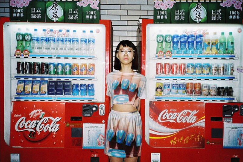 O fotógrafo de Taiwan Chih Hsien Chen documenta a cultura jovem do país de um jeito que só alguém que nasceu e morou na olha consegue fazer. As imagens que ele captura vem de garotas vestidas com camisetas de unhas até crianças mascaradas cavalgando estátuas de elefante e sempre parecem ter um pouco de rebeldia escondida.