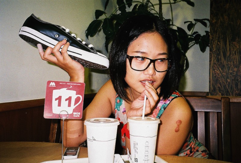 O fotógrafo de Taiwan Chih Hsien Chen documenta a cultura jovem do país de um jeito que só alguém que nasceu e morou na olha consegue fazer. As imagens que ele captura vem de garotas vestidas com camisetas de unhas até crianças mascaradas cavalgando estátuas de elefante e sempre parecem ter um pouco de rebeldia escondida.
