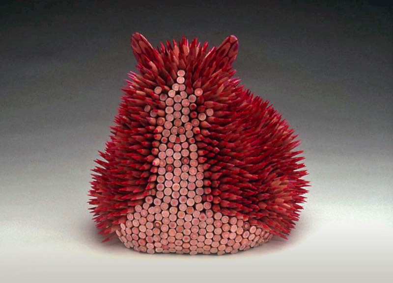 Jennifer Maestre é uma artista americana baseada em Massachusetts cujo trabalho escultural é focado no uso de lápis de cor. Sim, ela cria esculturas de lápis de cor de um jeito que você nunca viu antes. 