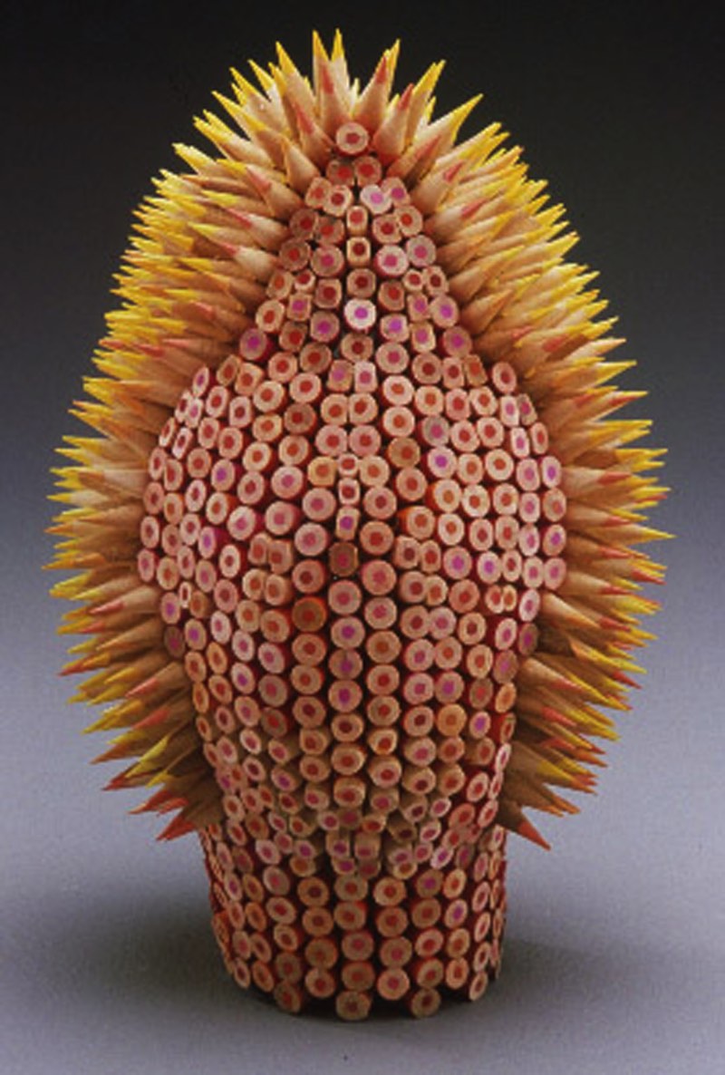 Jennifer Maestre é uma artista americana baseada em Massachusetts cujo trabalho escultural é focado no uso de lápis de cor. Sim, ela cria esculturas de lápis de cor de um jeito que você nunca viu antes. 