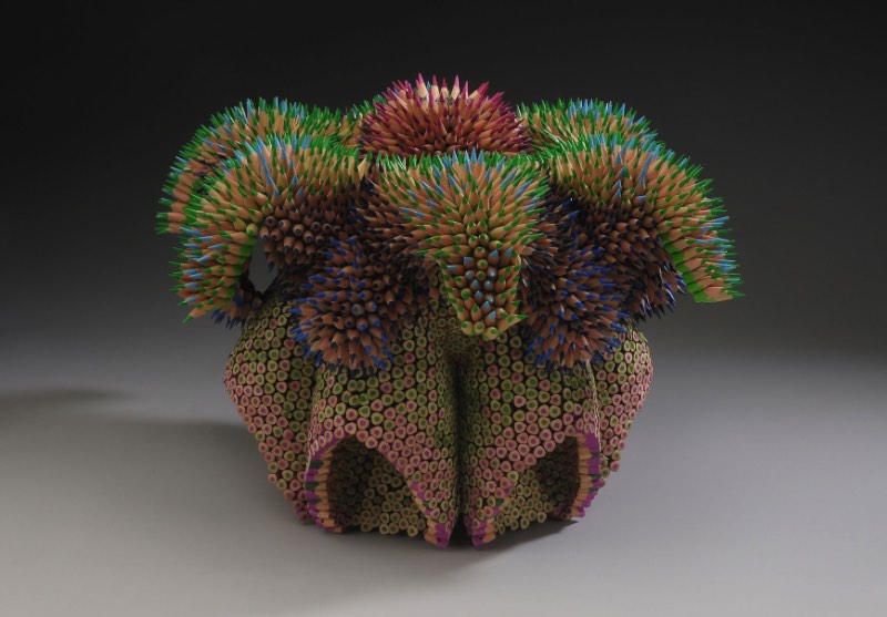 Jennifer Maestre é uma artista americana baseada em Massachusetts cujo trabalho escultural é focado no uso de lápis de cor. Sim, ela cria esculturas de lápis de cor de um jeito que você nunca viu antes. 