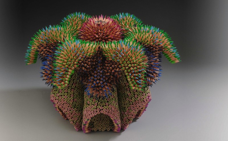 Jennifer Maestre é uma artista americana baseada em Massachusetts cujo trabalho escultural é focado no uso de lápis de cor. Sim, ela cria esculturas de lápis de cor de um jeito que você nunca viu antes. 