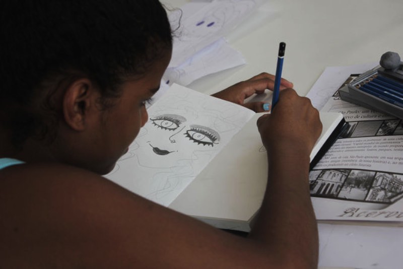 Fazer Arte tem Futuro é o nome de um programa voltado para as crianças de Paraisópolis que mistura arte e educação. A finalidade aqui é simples: ajudar crianças de Paraisópolis a conhecer novas mundos através do desenho. Afinal, até para sonhar a gente precisa de referências.