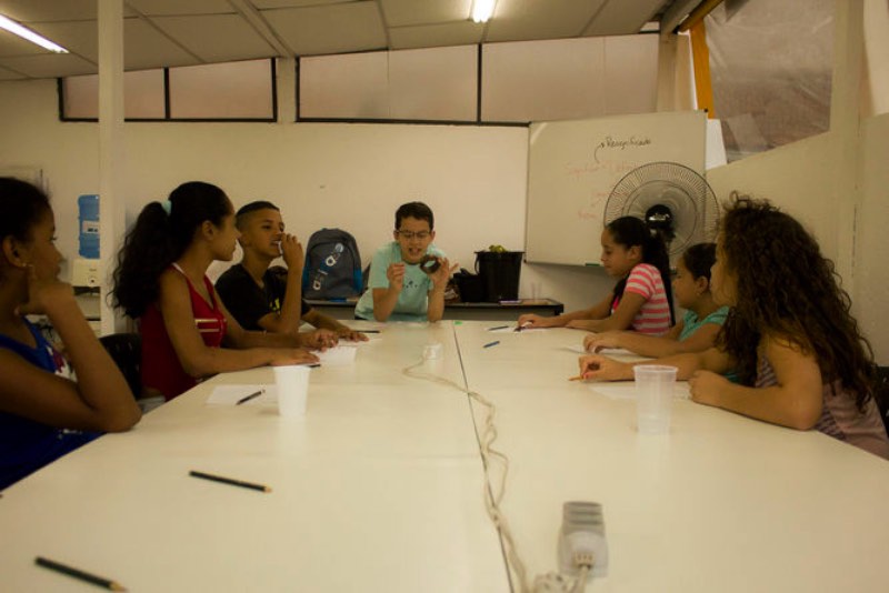 Fazer Arte tem Futuro é o nome de um programa voltado para as crianças de Paraisópolis que mistura arte e educação. A finalidade aqui é simples: ajudar crianças de Paraisópolis a conhecer novas mundos através do desenho. Afinal, até para sonhar a gente precisa de referências.
