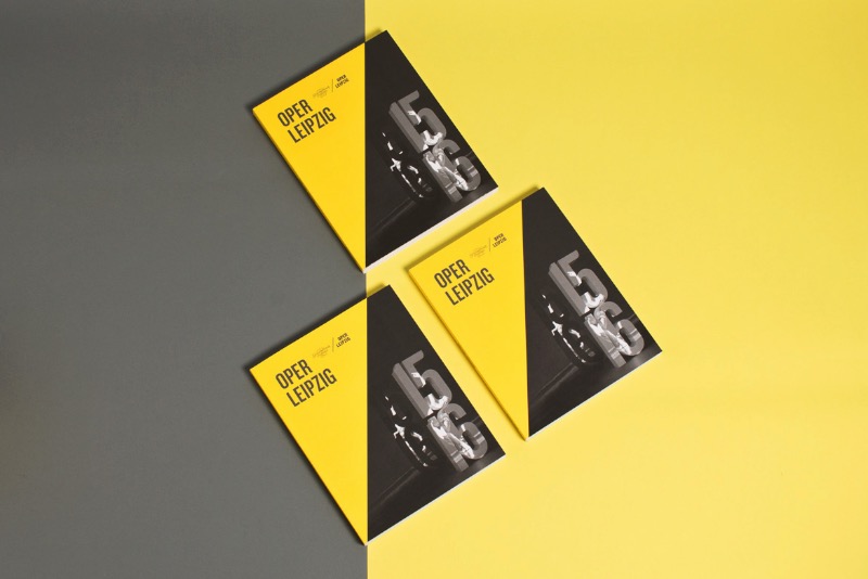 Formdusche Berlin foi fundada em 2004 como um estúdio de design. Lá, eles trabalham desde o conceito até a implementação, ajudando seus clientes em áreas como tipografia, ilustração, branding e design para internet.