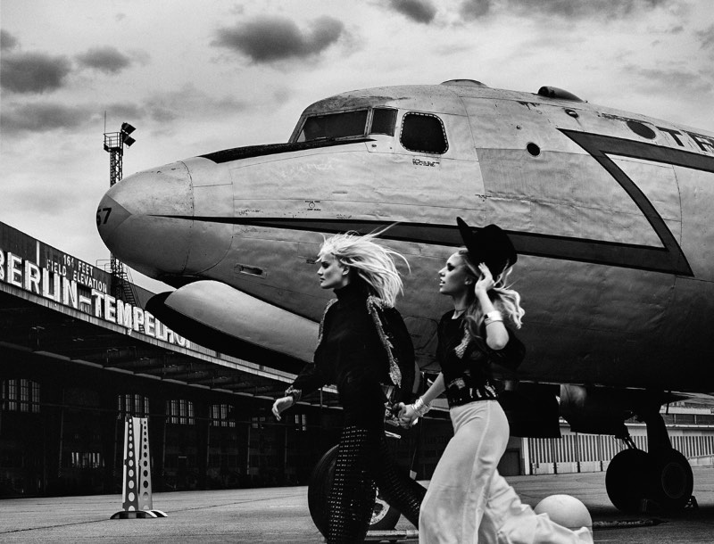 Elizaveta Porodina é a fotógrafa responsável pelas belíssimas imagens criadas para o disco Berlin da banda de stoner rock Kadavar. As fotografias que você pode ver nesse artigo foram feitas no antigo aeroporto de Berlin Tempelhof, que hoje em dia é um parque.