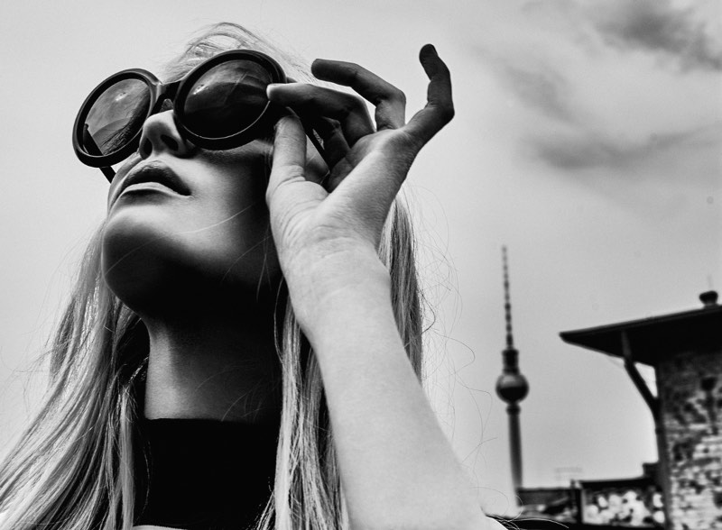 Elizaveta Porodina é a fotógrafa responsável pelas belíssimas imagens criadas para o disco Berlin da banda de stoner rock Kadavar. As fotografias que você pode ver nesse artigo foram feitas no antigo aeroporto de Berlin Tempelhof, que hoje em dia é um parque.