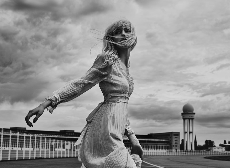 Elizaveta Porodina é a fotógrafa responsável pelas belíssimas imagens criadas para o disco Berlin da banda de stoner rock Kadavar. As fotografias que você pode ver nesse artigo foram feitas no antigo aeroporto de Berlin Tempelhof, que hoje em dia é um parque.