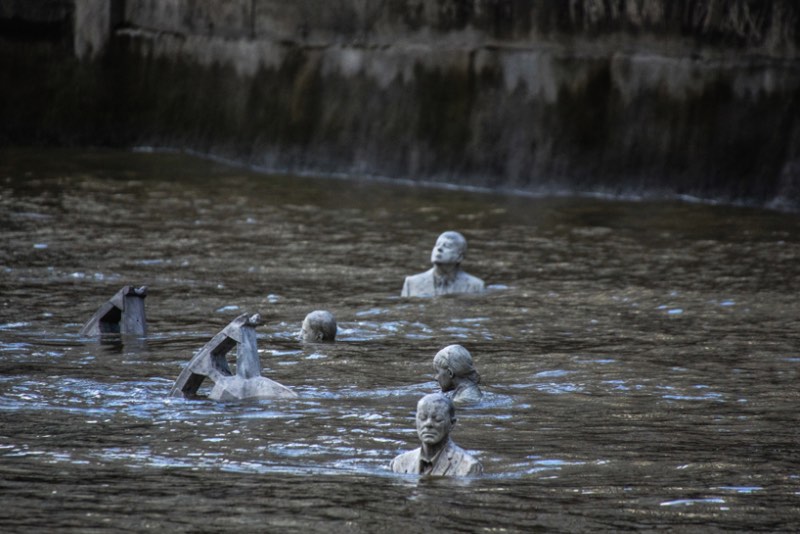 Durante o mês de setembro, as pessoas que andarem pelas margens do Tâmisa vão ver um cenário um tanto peculiar. E isso é culpa do trabalho do artista Jason Decaires Taylor que, a convite do Totally Thames Festival, criou uma escultura que resolvi chamar de os Cavaleiros do Apocalipse Climático.