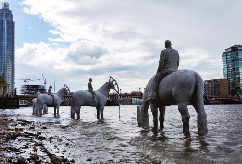 Durante o mês de setembro, as pessoas que andarem pelas margens do Tâmisa vão ver um cenário um tanto peculiar. E isso é culpa do trabalho do artista Jason Decaires Taylor que, a convite do Totally Thames Festival, criou uma escultura que resolvi chamar de os Cavaleiros do Apocalipse Climático.