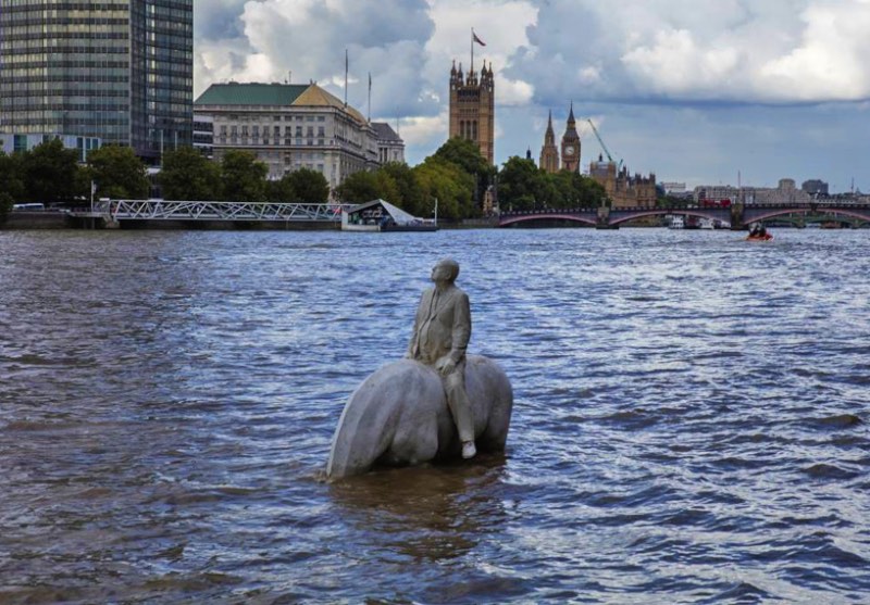Durante o mês de setembro, as pessoas que andarem pelas margens do Tâmisa vão ver um cenário um tanto peculiar. E isso é culpa do trabalho do artista Jason Decaires Taylor que, a convite do Totally Thames Festival, criou uma escultura que resolvi chamar de os Cavaleiros do Apocalipse Climático.
