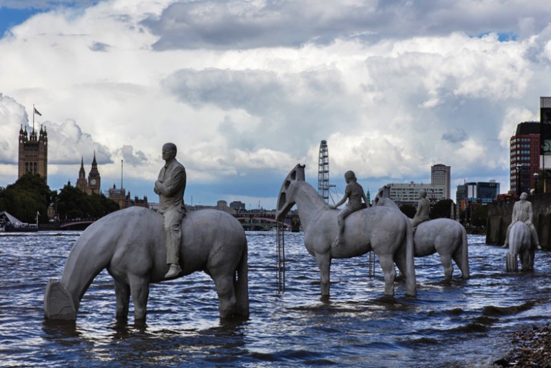 Durante o mês de setembro, as pessoas que andarem pelas margens do Tâmisa vão ver um cenário um tanto peculiar. E isso é culpa do trabalho do artista Jason Decaires Taylor que, a convite do Totally Thames Festival, criou uma escultura que resolvi chamar de os Cavaleiros do Apocalipse Climático.