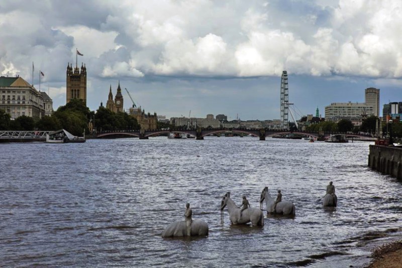 Durante o mês de setembro, as pessoas que andarem pelas margens do Tâmisa vão ver um cenário um tanto peculiar. E isso é culpa do trabalho do artista Jason Decaires Taylor que, a convite do Totally Thames Festival, criou uma escultura que resolvi chamar de os Cavaleiros do Apocalipse Climático.