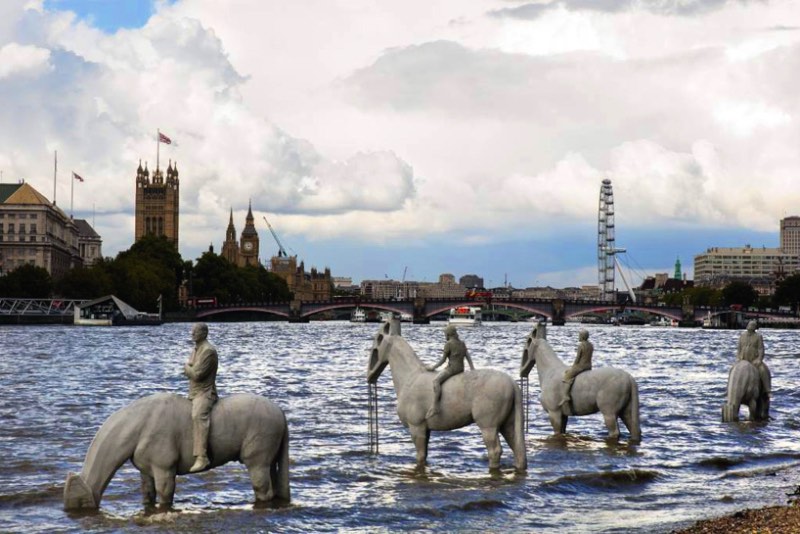Durante o mês de setembro, as pessoas que andarem pelas margens do Tâmisa vão ver um cenário um tanto peculiar. E isso é culpa do trabalho do artista Jason Decaires Taylor que, a convite do Totally Thames Festival, criou uma escultura que resolvi chamar de os Cavaleiros do Apocalipse Climático.
