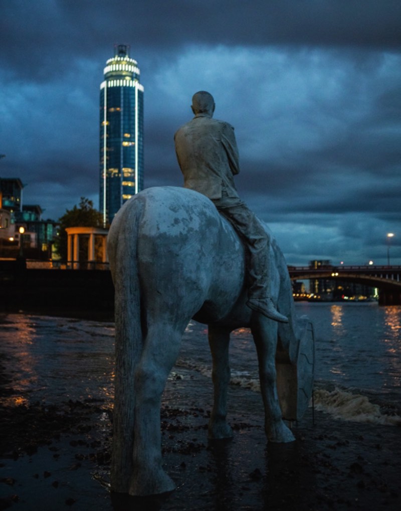Durante o mês de setembro, as pessoas que andarem pelas margens do Tâmisa vão ver um cenário um tanto peculiar. E isso é culpa do trabalho do artista Jason Decaires Taylor que, a convite do Totally Thames Festival, criou uma escultura que resolvi chamar de os Cavaleiros do Apocalipse Climático.