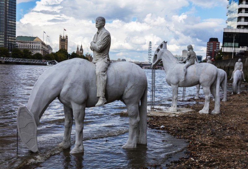 Durante o mês de setembro, as pessoas que andarem pelas margens do Tâmisa vão ver um cenário um tanto peculiar. E isso é culpa do trabalho do artista Jason Decaires Taylor que, a convite do Totally Thames Festival, criou uma escultura que resolvi chamar de os Cavaleiros do Apocalipse Climático.