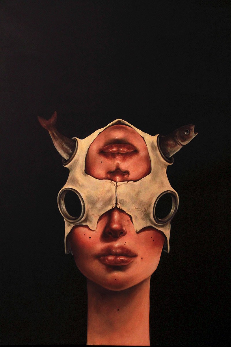 Afarin Sajedi é uma artista iraniana com um portfólio repleto de retratos onde surrealismo e peixes parecem ser o tema recorrente. Tentei descobrir o porquê disso no about do seu site mas fracassei e ainda estou pensando sobre o assunto. 