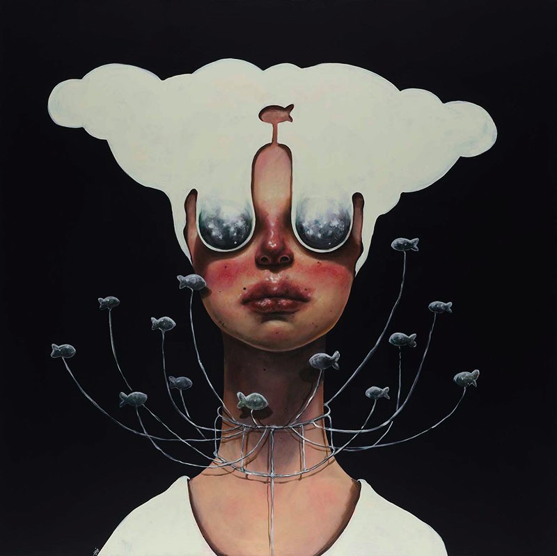Afarin Sajedi é uma artista iraniana com um portfólio repleto de retratos onde surrealismo e peixes parecem ser o tema recorrente. Tentei descobrir o porquê disso no about do seu site mas fracassei e ainda estou pensando sobre o assunto. 