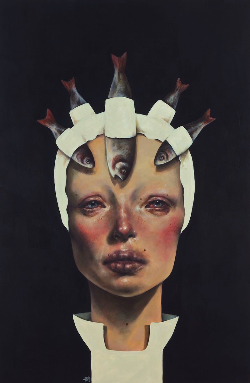 Afarin Sajedi é uma artista iraniana com um portfólio repleto de retratos onde surrealismo e peixes parecem ser o tema recorrente. Tentei descobrir o porquê disso no about do seu site mas fracassei e ainda estou pensando sobre o assunto. 