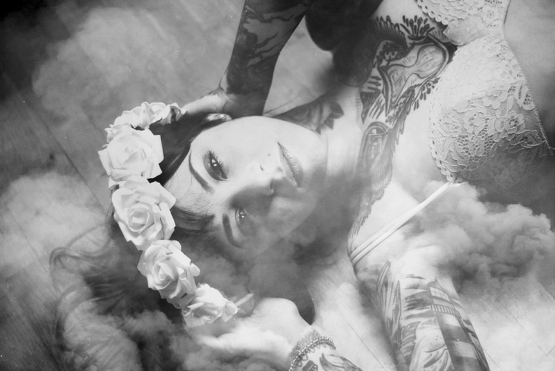 Claudia Cosentino tira fotos de pessoas e, na maioria das vezes, essas fotos são retratos. Ela vive na Itália e diz gostar de Arte Renascentista, cookies, tatuagens e a banda Smashing Pumpkins.