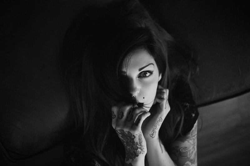 Claudia Cosentino tira fotos de pessoas e, na maioria das vezes, essas fotos são retratos. Ela vive na Itália e diz gostar de Arte Renascentista, cookies, tatuagens e a banda Smashing Pumpkins.