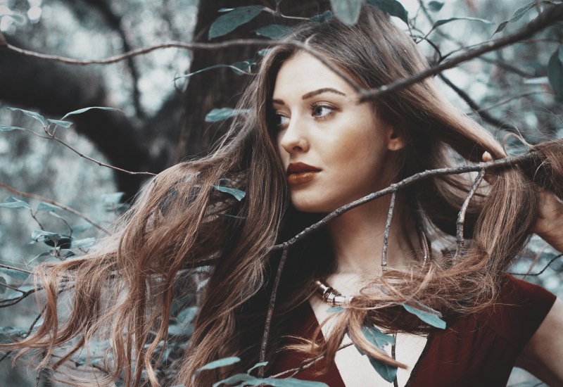 Claudia Cosentino tira fotos de pessoas e, na maioria das vezes, essas fotos são retratos. Ela vive na Itália e diz gostar de Arte Renascentista, cookies, tatuagens e a banda Smashing Pumpkins.