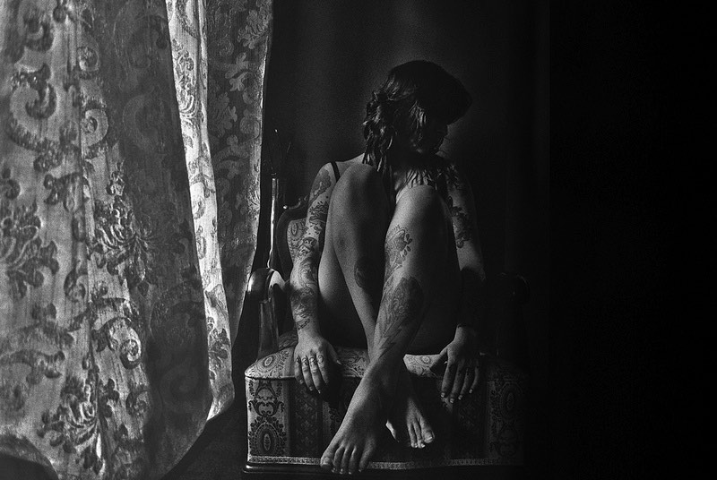 Claudia Cosentino tira fotos de pessoas e, na maioria das vezes, essas fotos são retratos. Ela vive na Itália e diz gostar de Arte Renascentista, cookies, tatuagens e a banda Smashing Pumpkins.