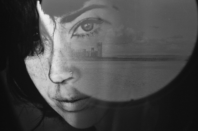 Claudia Cosentino tira fotos de pessoas e, na maioria das vezes, essas fotos são retratos. Ela vive na Itália e diz gostar de Arte Renascentista, cookies, tatuagens e a banda Smashing Pumpkins.