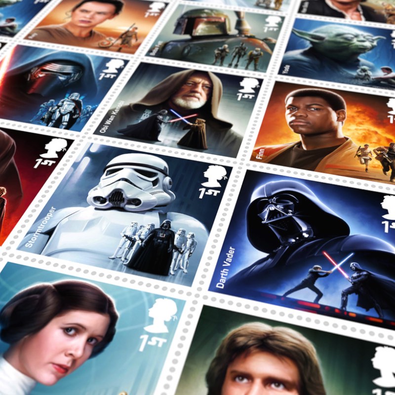 O Royal Mail britânico acabou de anunciar sua mais nova coleção de selos e eles apresentam personagens de toda a franquia de Guerra nas Estrelas. O material foi criado pelo designer Malcolm Tween da Digital Progression e os doze selos dessa coleção mostram de Darth Vader a Han Solo, passando por Boba Fett e Yoda até Obi Wan Kenobi e Chewbacca. 