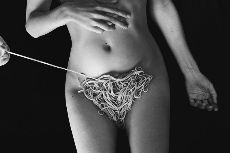 Ángela Burón é uma fotógrafa espanhola que cria imagens surreais usando a se mesmo como objeto de destaque. Ela brinca com partes do corpo e os arranja de formas inesperadas, por assim dizer. 
