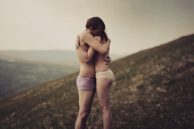 Greg Ponthus fotografa paisagens que mais lembram sonhos e que demonstram a vulnerabilidade de tudo ao nosso redor. Essa fragilidade pode ser vista nas expressões das pessoas nas fotos ou na emoção que ele tenta passar nas suas fotos. Fotografias essas que apresentam, quase sempre, um visual etéreo com cores e iluminação acompanhando o tema.