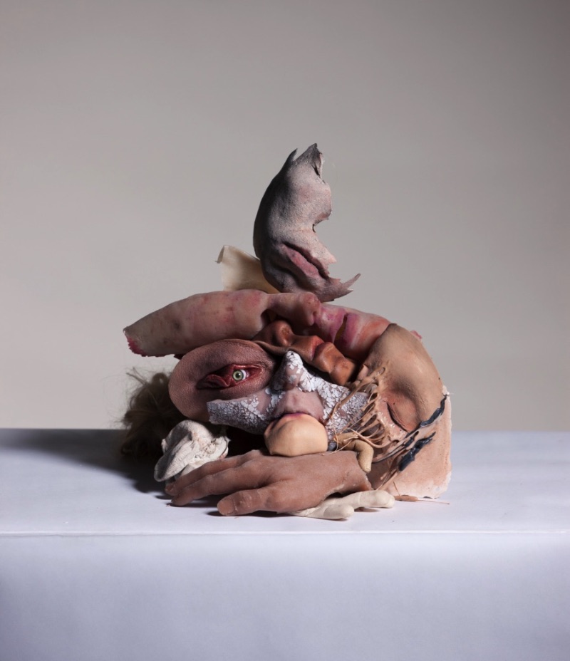 Sarah Sitkin é uma artista de Los Angeles com um trabalho escultural para lá de bizarro. E isso acontece em parte pela criatividade da artista e pelos materiais que ela usa. A mistura de silicone, resina e latex cria objetos de uma textura quase humana que transformam suas esculturas em algo que assustaria muita gente.