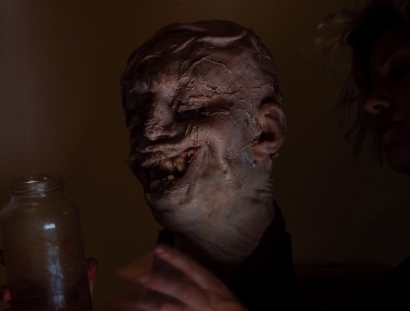Sarah Sitkin é uma artista de Los Angeles com um trabalho escultural para lá de bizarro. E isso acontece em parte pela criatividade da artista e pelos materiais que ela usa. A mistura de silicone, resina e latex cria objetos de uma textura quase humana que transformam suas esculturas em algo que assustaria muita gente.