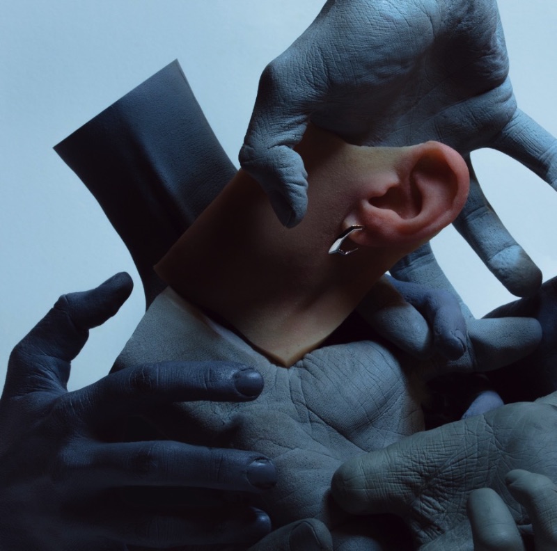 Sarah Sitkin é uma artista de Los Angeles com um trabalho escultural para lá de bizarro. E isso acontece em parte pela criatividade da artista e pelos materiais que ela usa. A mistura de silicone, resina e latex cria objetos de uma textura quase humana que transformam suas esculturas em algo que assustaria muita gente.