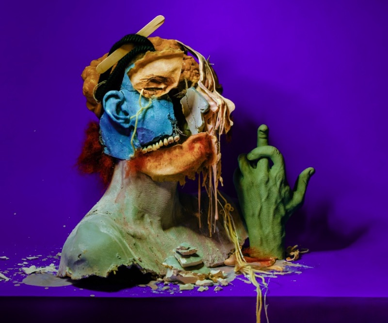 Sarah Sitkin é uma artista de Los Angeles com um trabalho escultural para lá de bizarro. E isso acontece em parte pela criatividade da artista e pelos materiais que ela usa. A mistura de silicone, resina e latex cria objetos de uma textura quase humana que transformam suas esculturas em algo que assustaria muita gente.