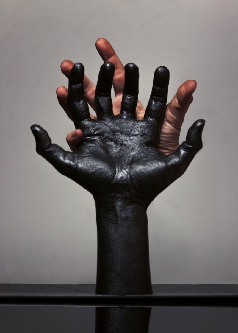 Sarah Sitkin é uma artista de Los Angeles com um trabalho escultural para lá de bizarro. E isso acontece em parte pela criatividade da artista e pelos materiais que ela usa. A mistura de silicone, resina e latex cria objetos de uma textura quase humana que transformam suas esculturas em algo que assustaria muita gente.