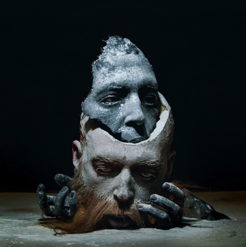 Sarah Sitkin é uma artista de Los Angeles com um trabalho escultural para lá de bizarro. E isso acontece em parte pela criatividade da artista e pelos materiais que ela usa. A mistura de silicone, resina e latex cria objetos de uma textura quase humana que transformam suas esculturas em algo que assustaria muita gente.
