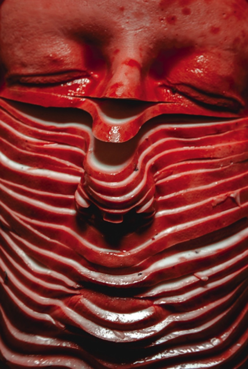 Sarah Sitkin é uma artista de Los Angeles com um trabalho escultural para lá de bizarro. E isso acontece em parte pela criatividade da artista e pelos materiais que ela usa. A mistura de silicone, resina e latex cria objetos de uma textura quase humana que transformam suas esculturas em algo que assustaria muita gente.